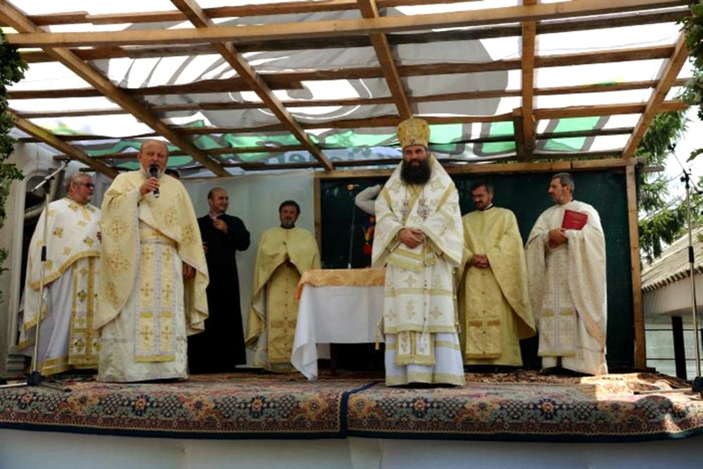 Liturghii arhiereşti la Şerbăneşti şi Scorniceşti 77628