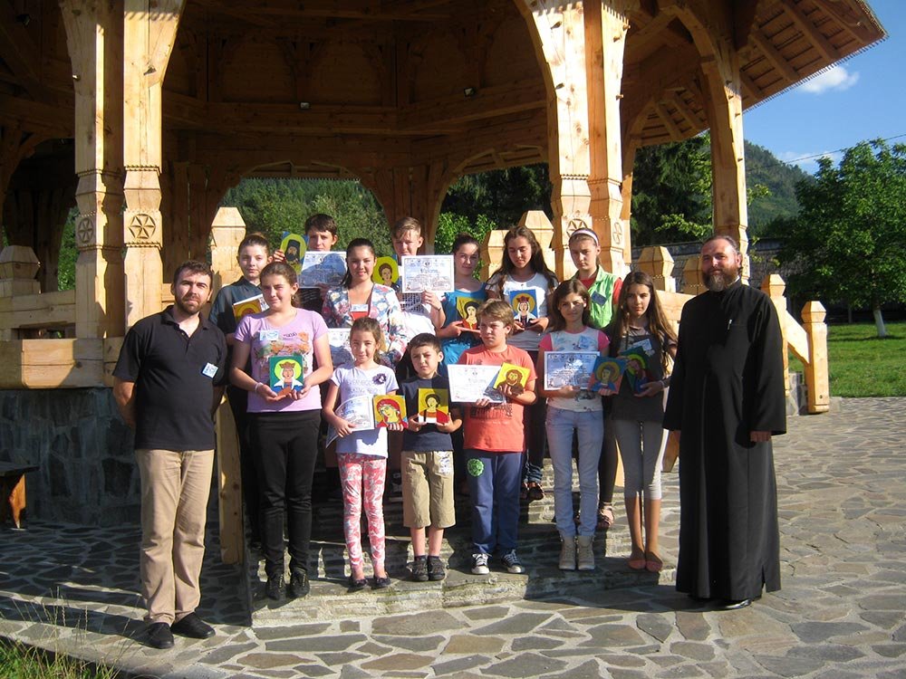 O tabără pentru micii pictori din Moisei 77634