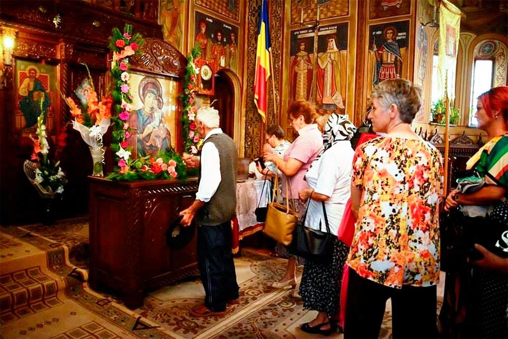 Procesiuni cu icoanele Maicii Domnului 77540