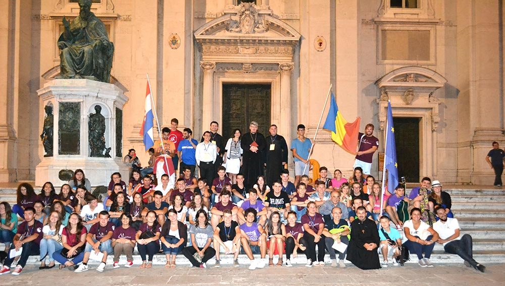 Tineri din Episcopia Caransebeşului în tabăra de la Loreto 77524