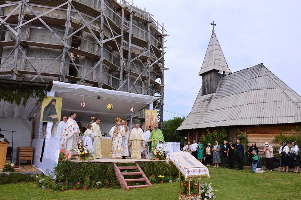 Hram la mănăstirea clujeană de la Piatra Craiului 77492