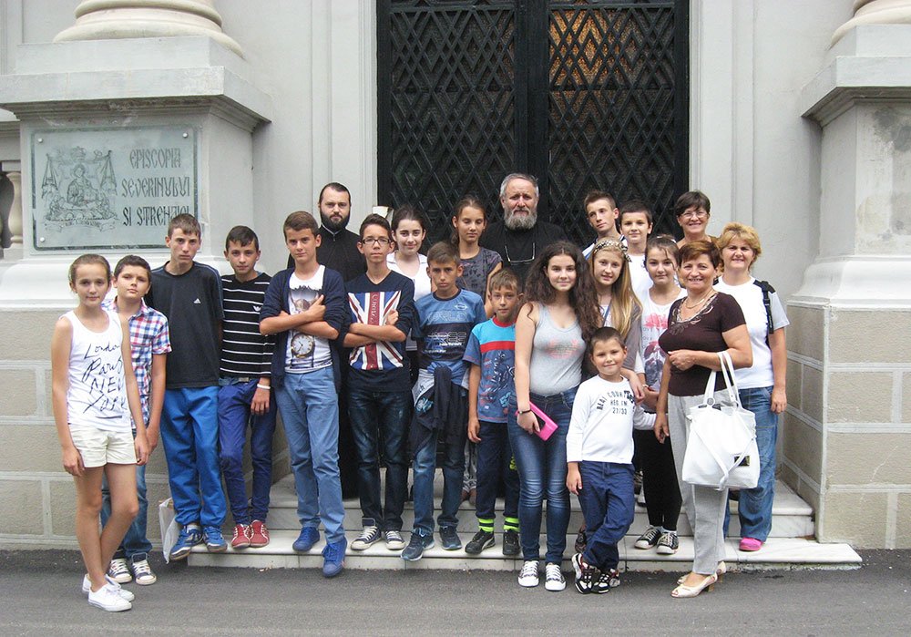 Activităţi cu tinerii în cadrul şcolii parohiale de vară de la Eşelniţa 77432