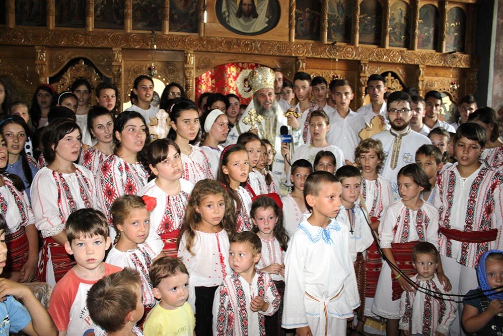 120 de tineri participă la tabăra de la Parohia Viziru de Jos 77396