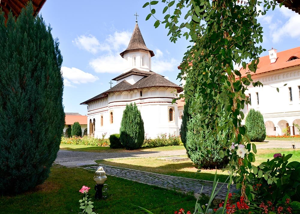 O mănăstire ce împărtăşeşte soarta ctitorului ei 77393