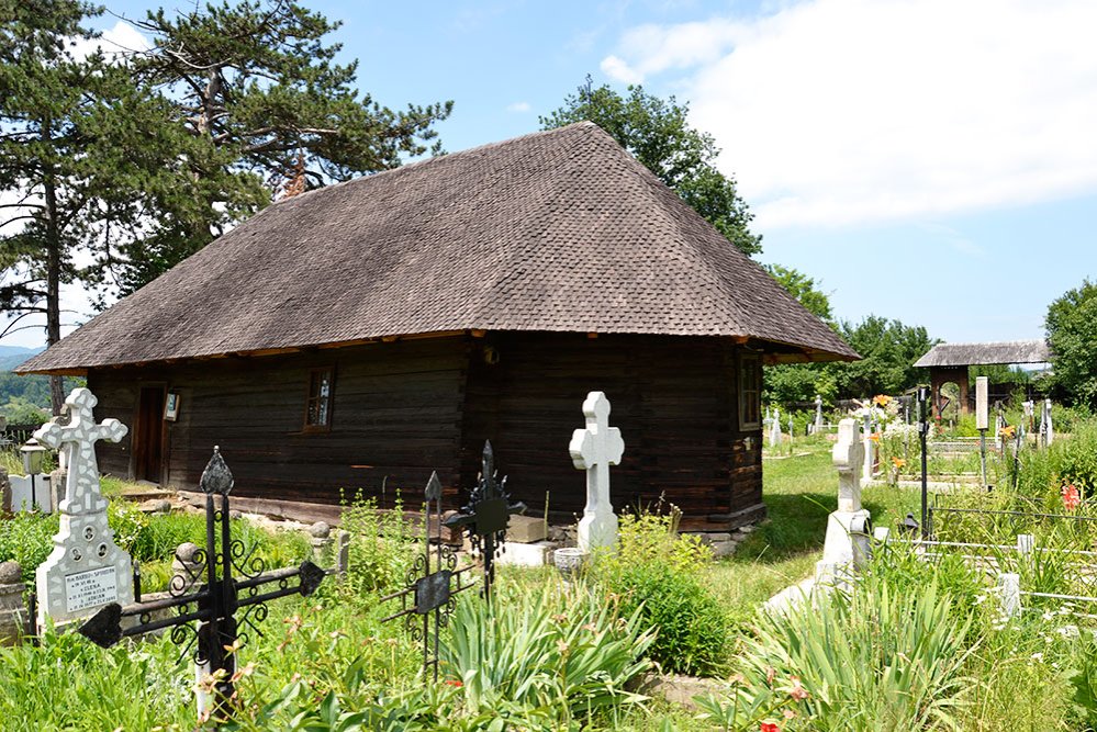 Cetăţuia lemnului sfinţit de la Plopu 77374