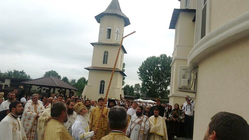 Biserica cu hramurile „Naşterea Maicii Domnului“ şi „Sfântul Mare Mucenic Procopie“ din Milişăuţi, resfinţită de IPS Arhiepiscop Pimen 77287