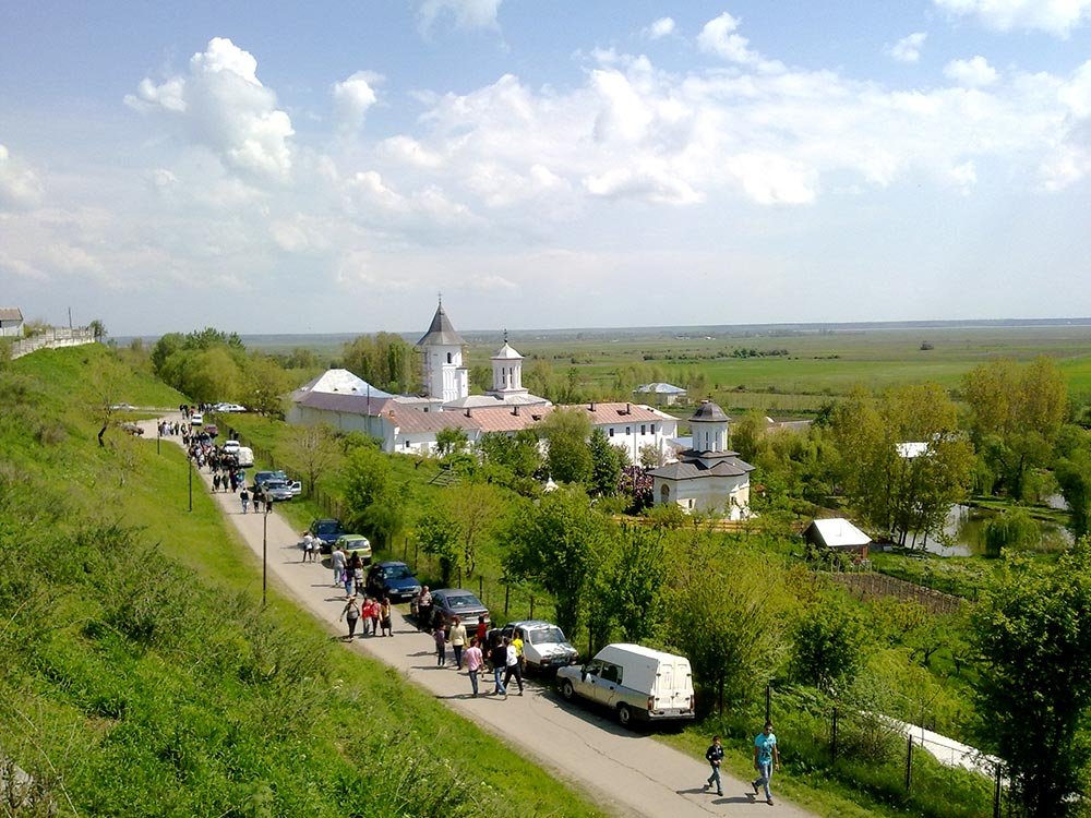 Mănăstirea Brâncoveni şi-a serbat ocrotitorii 77305