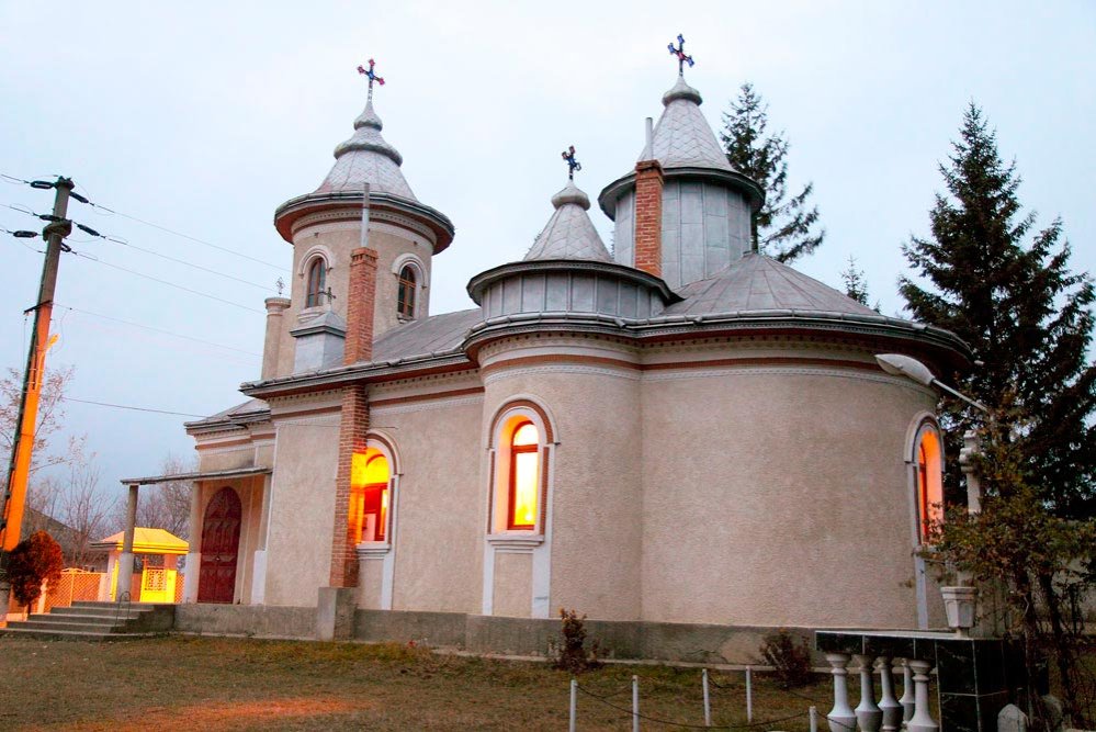 Un fragment din lemnul Sfintei Cruci va fi adus spre închinare în Parohia Poieniţa 77104