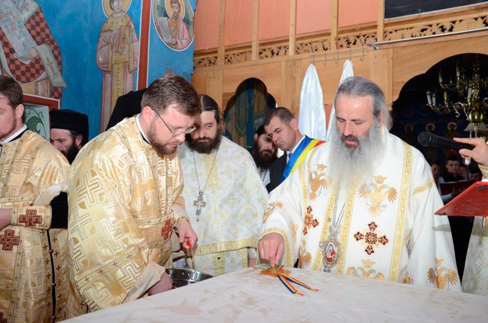 Mâine, IPS Teofan va resfinţi biserica din Pipirig 77083