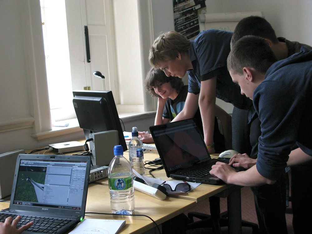 Tinerii, îndemnaţi să se angajeze încă din timpul facultăţii 77058