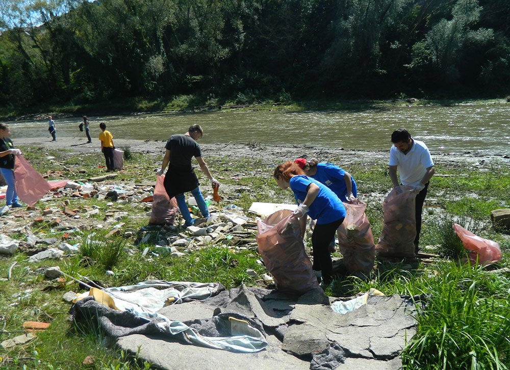 Acţiune de ecologizare a Someşului Mare, realizată de tinerii năsăudeni 77044