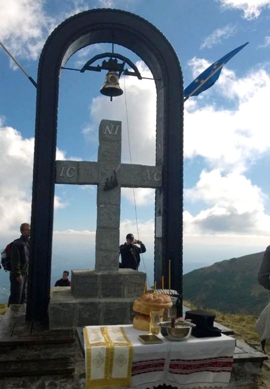 Monument sfinţit pe Vârful Ţibleşului 77024
