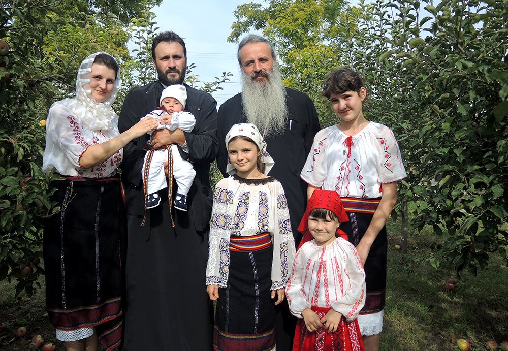 Sfinţire de biserică şi casă de prăznuire în satul Iazu Nou 77019