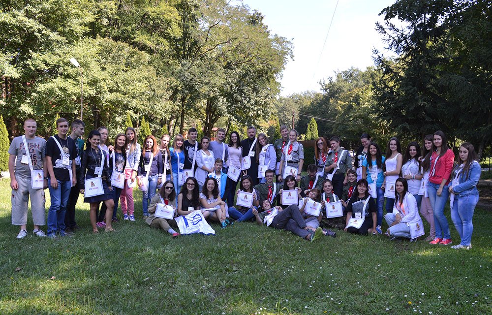 Tineri europeni învaţă tradiţiile din Oaş 77023