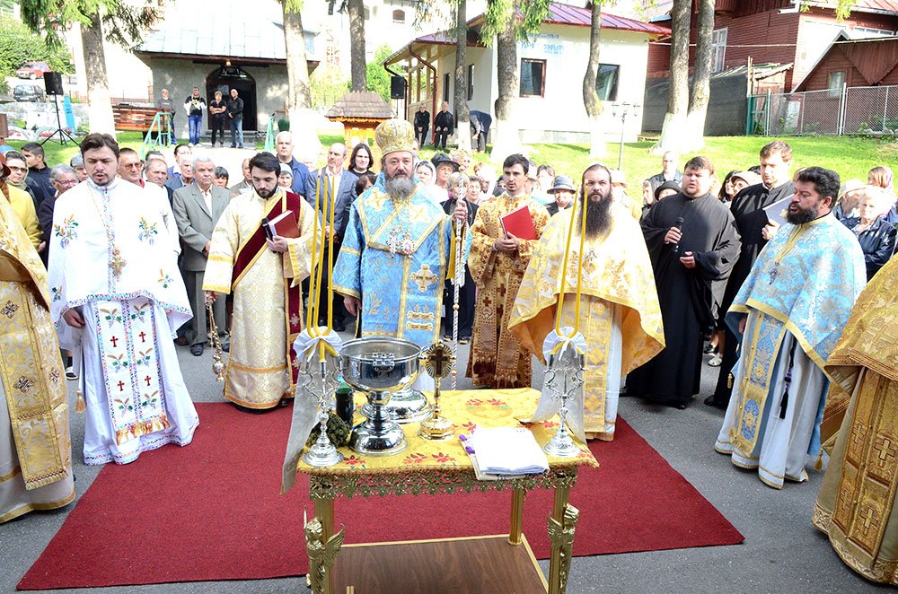 Sărbătoare la ctitoria primilor regi ai României 76890