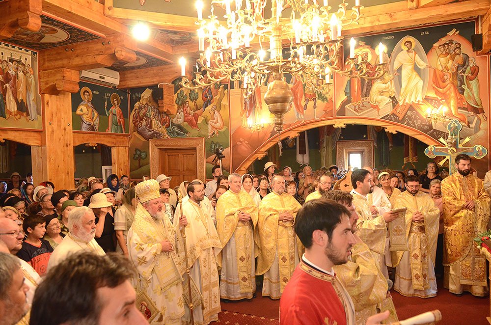 Hram luminos la biserica maramureşeană din Mizil 76868
