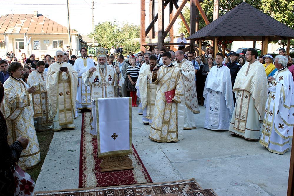 Biserica din Coţuşca, sfinţită după aproape două decenii 76862