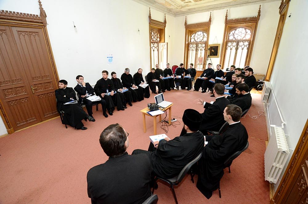 „Un atelier de acest gen, creat special pentru noi, tinerii preoţi, ne motivează şi ne responsabilizează“ 76864