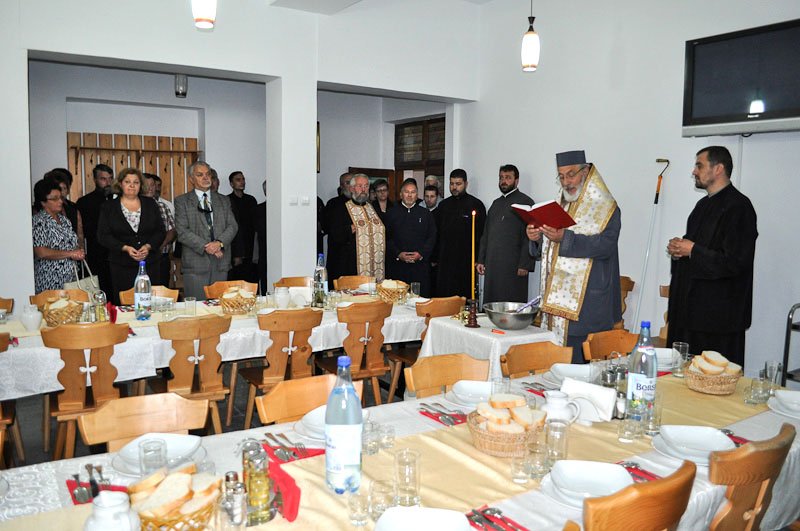 Sfinţirea unei noi cantine sociale la Curtea de Argeş 76797