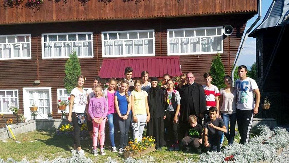 Tineri pelerini la mănăstiri năsăudene 76805