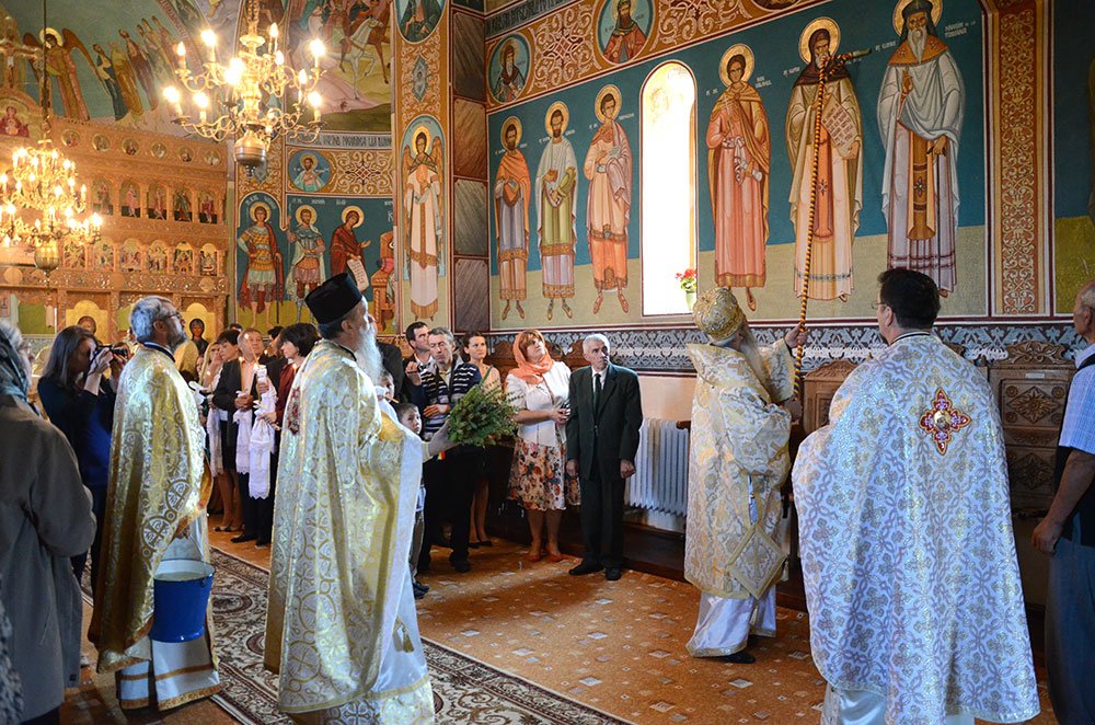 A fost sfinţită Biserica „Sfânta Cuvioasă Parascheva“ din Mândreşti 76765