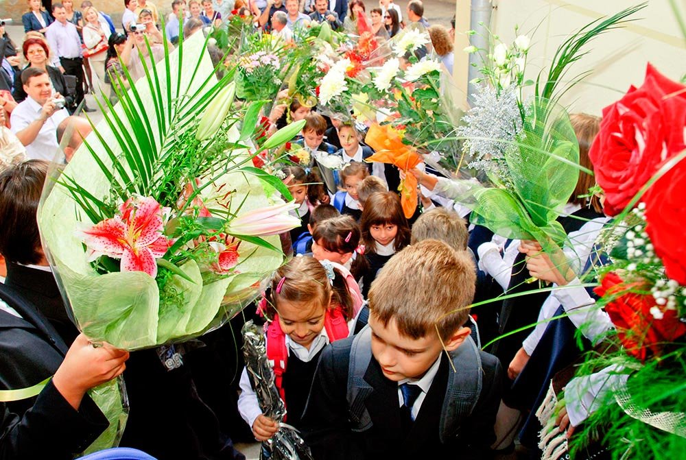 Peste 3 milioane de elevi încep azi şcoala 76782