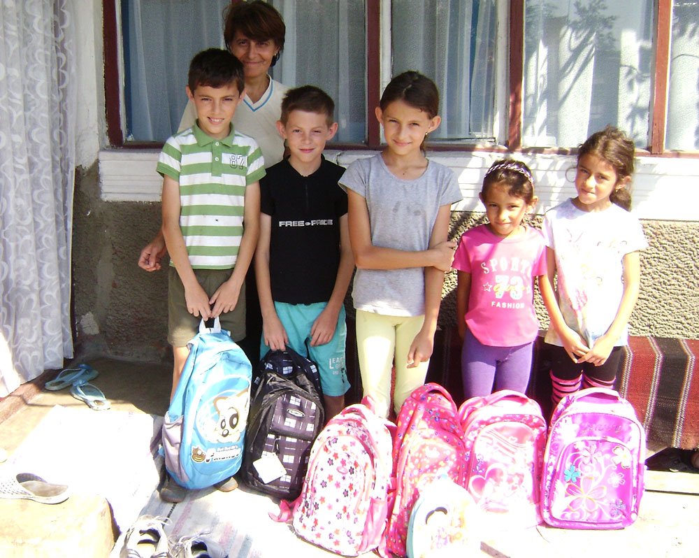 Ghiozdane pentru 65 de copii din Gherla 76701