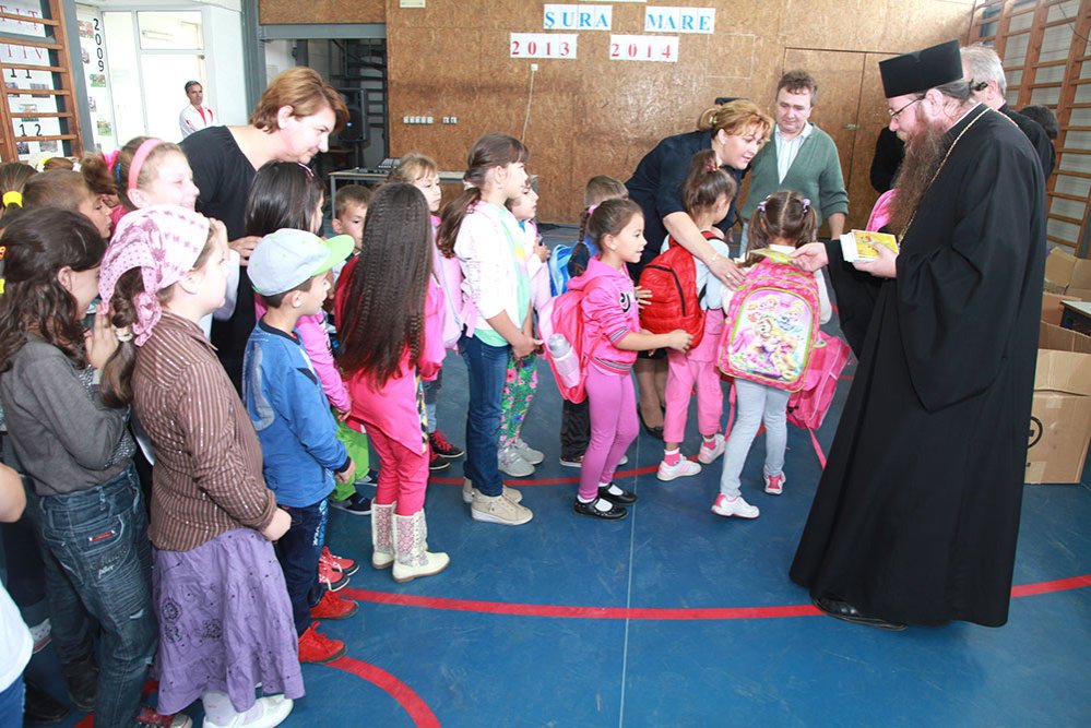 Rechizite pentru elevii din Şura Mare, oferite de Arhiepiscopia Sibiului 76699