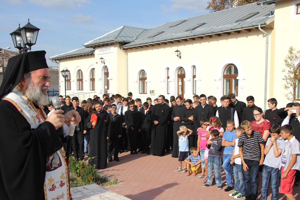 „Sămânţa cuvântului lui Dumnezeu trebuie să rodească în sufletele tinerilor“ 76672