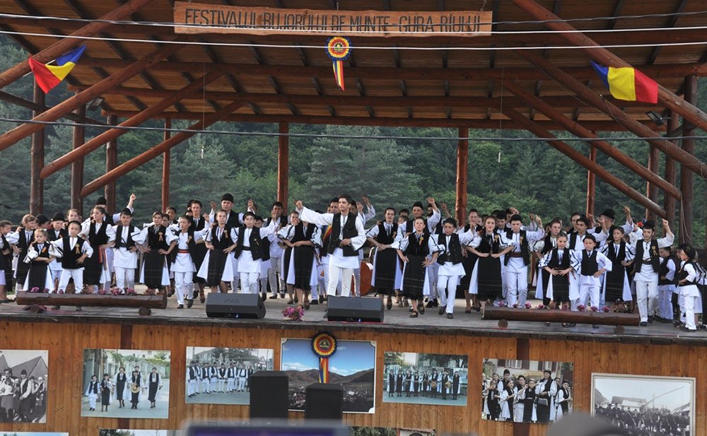 Ansamblul „Bujorul de munte“, în Grecia 76636