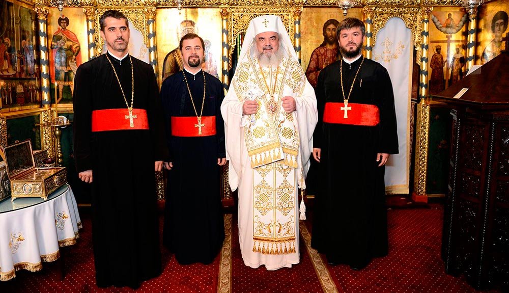 Noi iconomi stavrofori în Arhiepiscopia Bucureştilor 76598