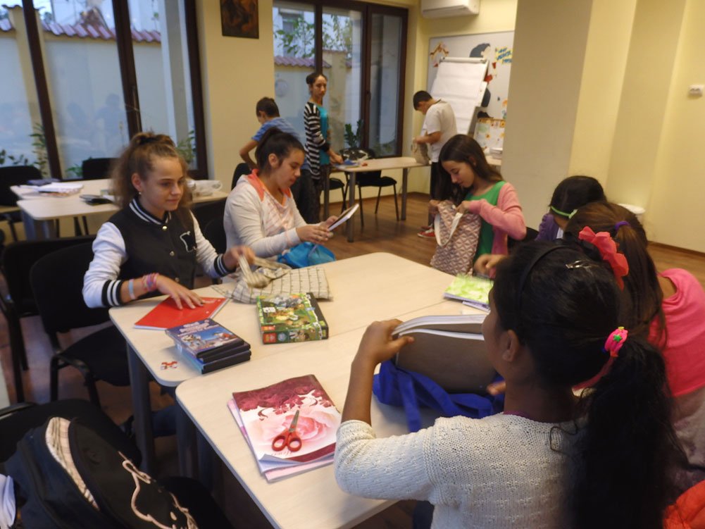 Rechizite şcolare pentru 400 de copii din partea Asociaţiei Vasiliada 76563