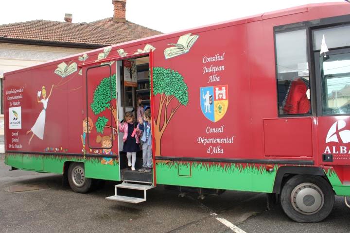 Lectură şi ateliere cu Bibliobusul, în Alba  76540