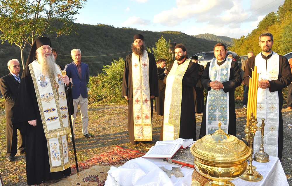 Sfinţire de cruce la Vodiţa şi Izvoru Bârzii 76541