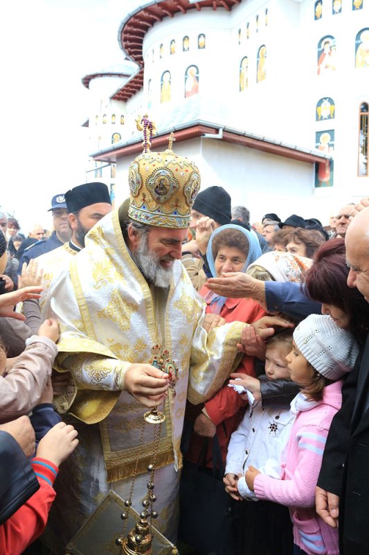 Lumină şi har peste Biserica „Sfântul Nicolae“ din Buhuşi 76466