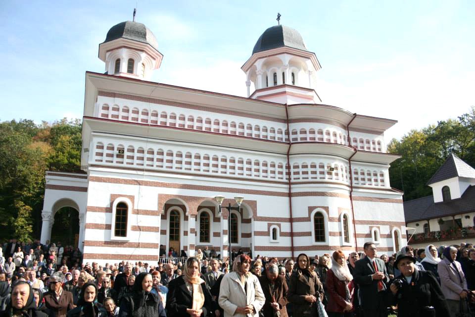 Hramul Mănăstirii „Acoperământul Maicii Domnului“ de la Floreşti 76402