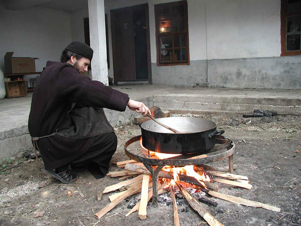 Fă şi tu ce-i omeneşte! 76329