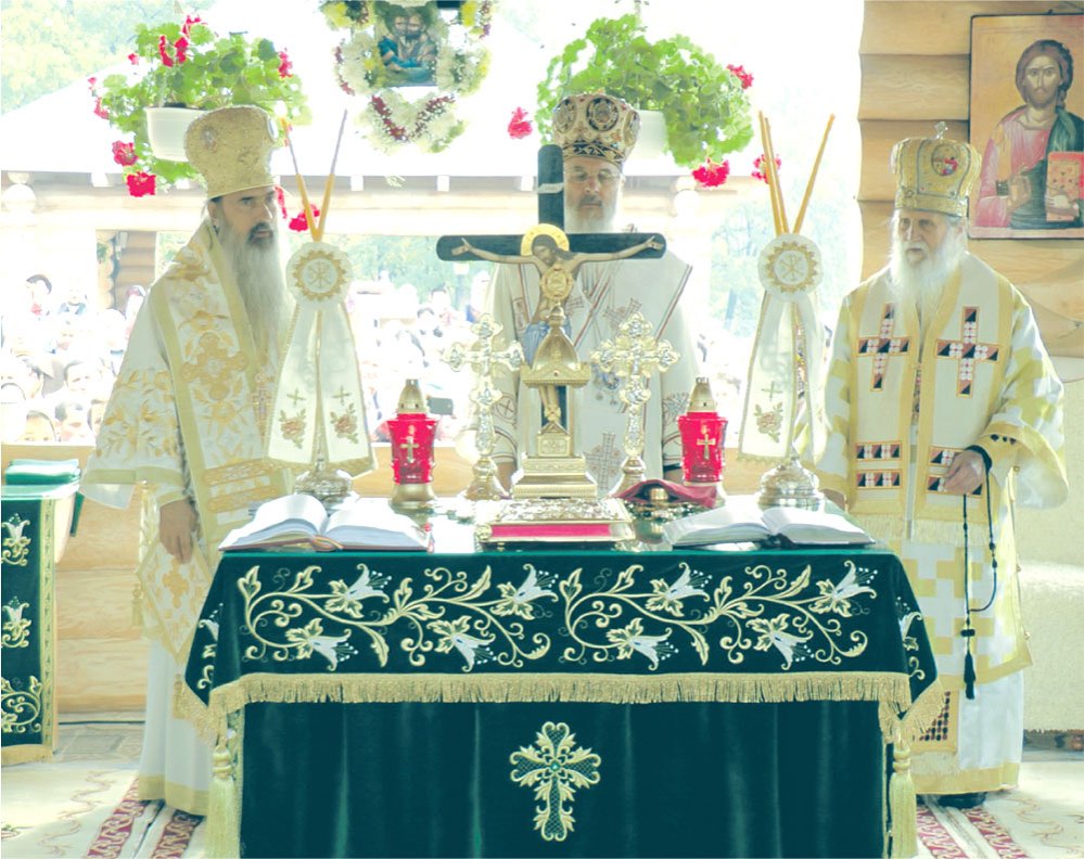 Trei ierarhi la sfinţirea bisericii Schitului Mitocu Dragomirnei 76306