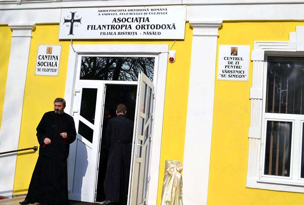 Patru tone de alimente donate Cantinei sociale din Bistriţa 76176