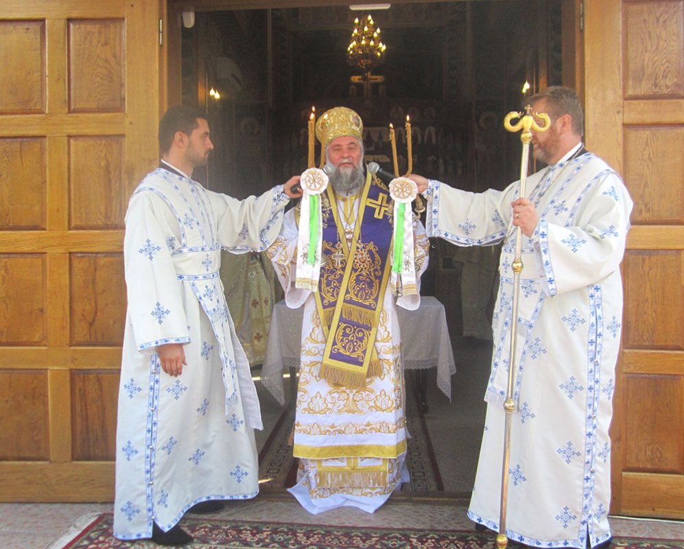 Liturghii arhiereşti în Mitropolia Olteniei 76054