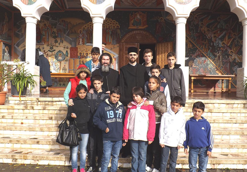 Pelerinaj în Prahova pentru 14 copii şi tineri instituţionalizaţi 76030