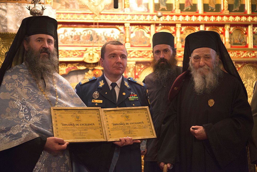 Monahul Paulin Clapon, decorat de Armata Română 75989