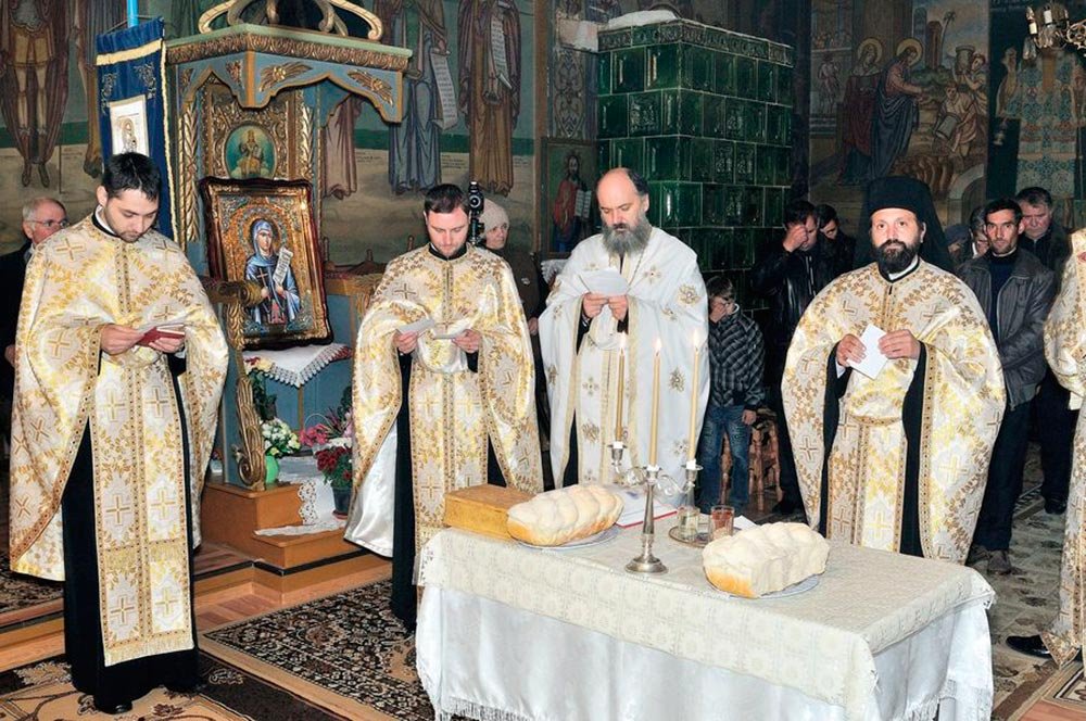 Oaspeţi deosebiţi la hramul bisericii din Chicirea 75861