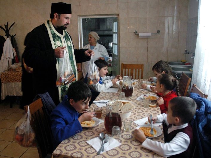 Filantropie la Aşezământul „Samarineanul milostiv“ 75779