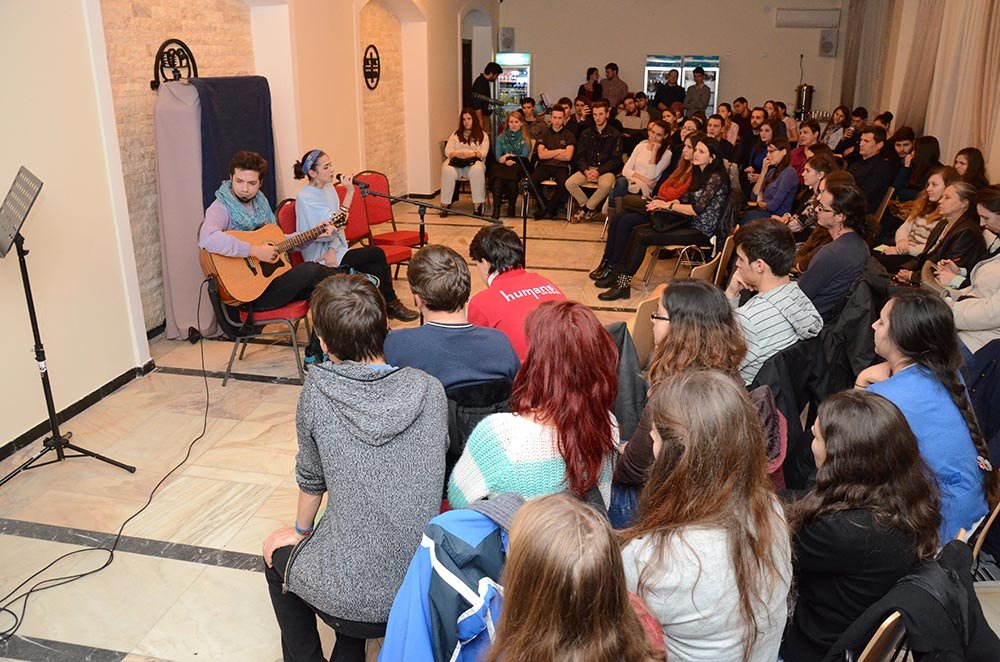 Seară de muzică folk, teatru şi poezie, la Colegiul „Sfântul Nicolae“ 75705