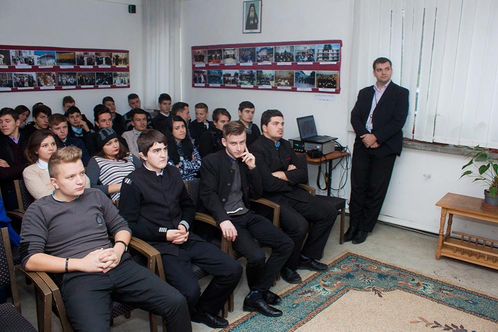 Proiectul „Să vorbim despre bani şi bănci“, la Seminarul Teologic Liceal Ortodox din Dorohoi 75421