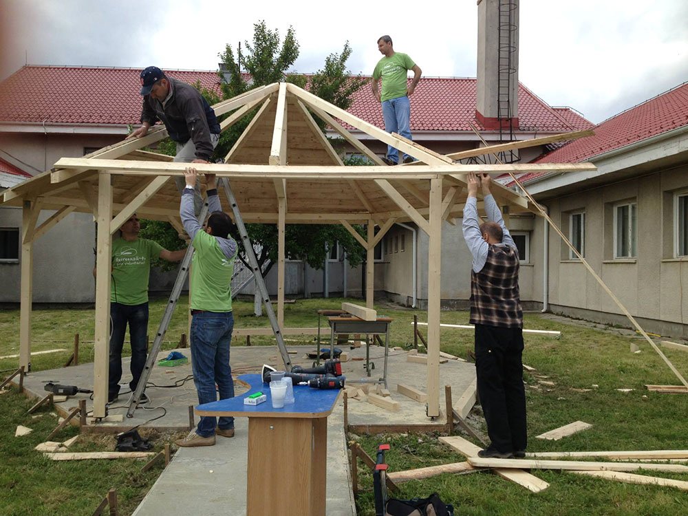 Tinerii sunt tot mai implicaţi în voluntariat şi proiecte comunitare 75355