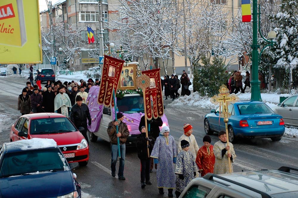 Procesiune dedicată Sfântului Nicolae, la Oneşti 75122