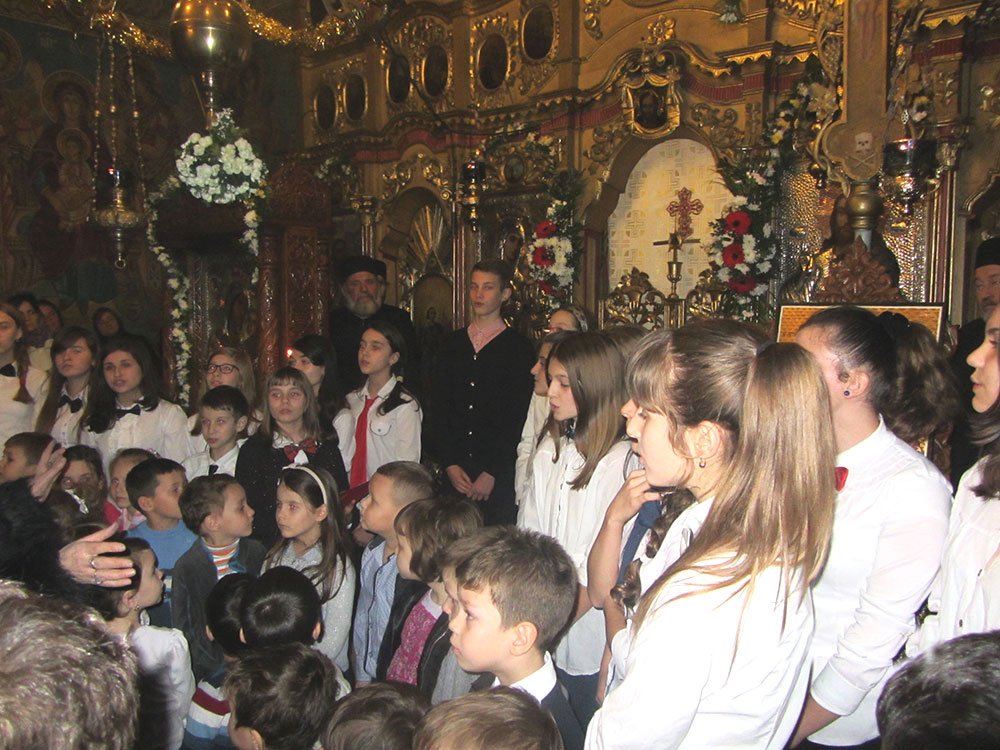 Hramul Bisericii „Sf. Ier. Nicolae“ din Podu Iloaiei - o sărbătoare  a întregii comunităţi 75055