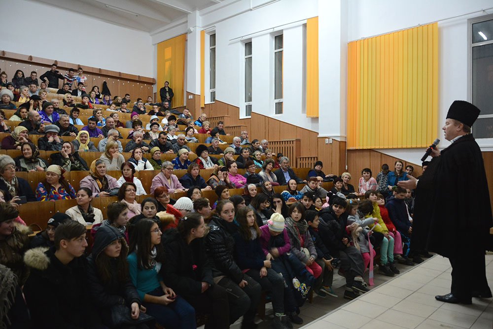 Spectacol artistic pentru bolnavii Spitalului de Recuperare din Iaşi 75056